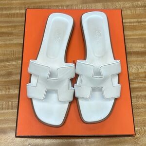 Hermes Oryan Sandal 

Custom rubber protective guard. 

Color: White
Size: 38